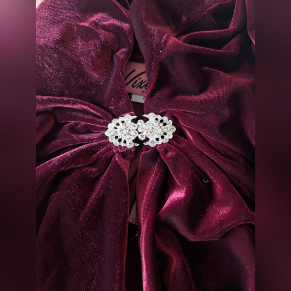 Velvet Cape - Picture 3 of 4